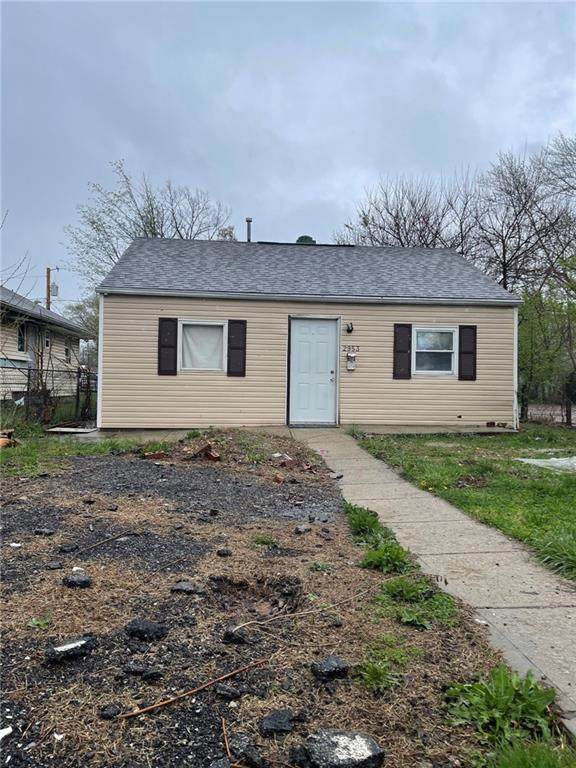 2953 Gladstone Avenue - Photo 1