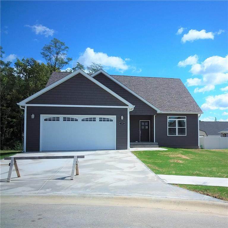135 Woods Edge Blvd E - Photo 1