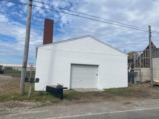 800 A Ave. E - Photo 1