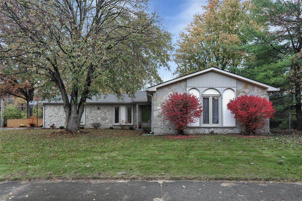 1050 Selkirk Lane - Photo 1