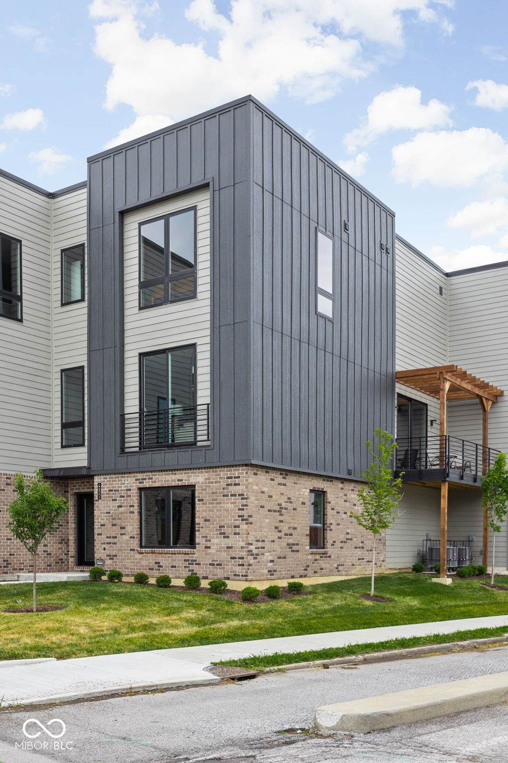 326 Summit Street - Photo 1