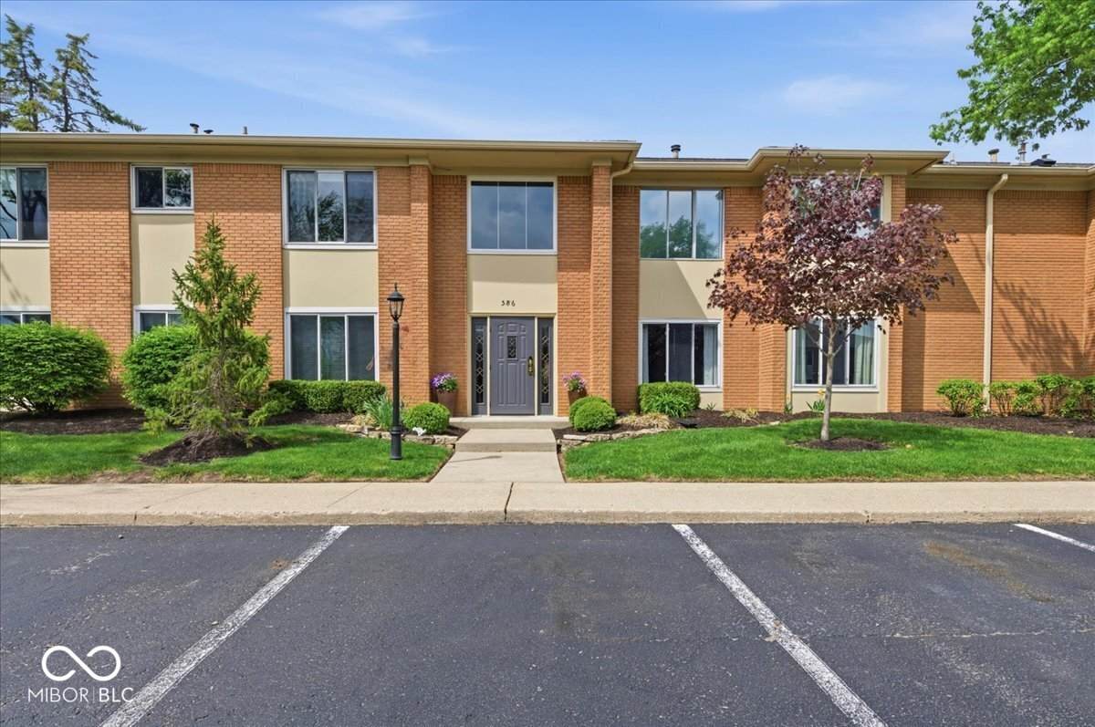 586 Hunters Drive - Photo 1