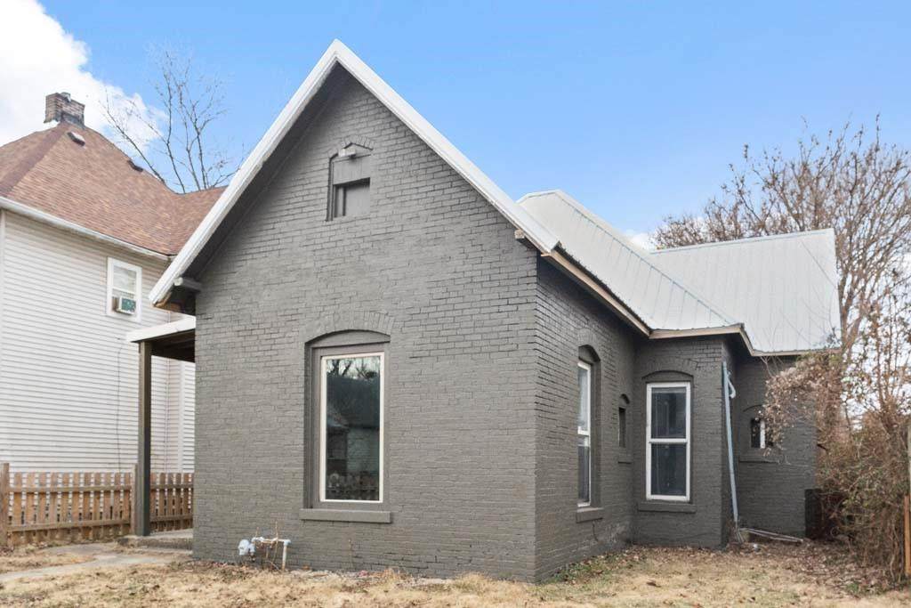 1134 Oxford Street - Photo 1