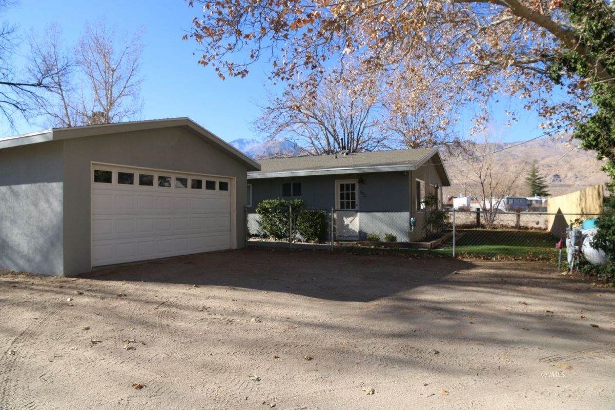 602 Crocker Ave - Photo 1