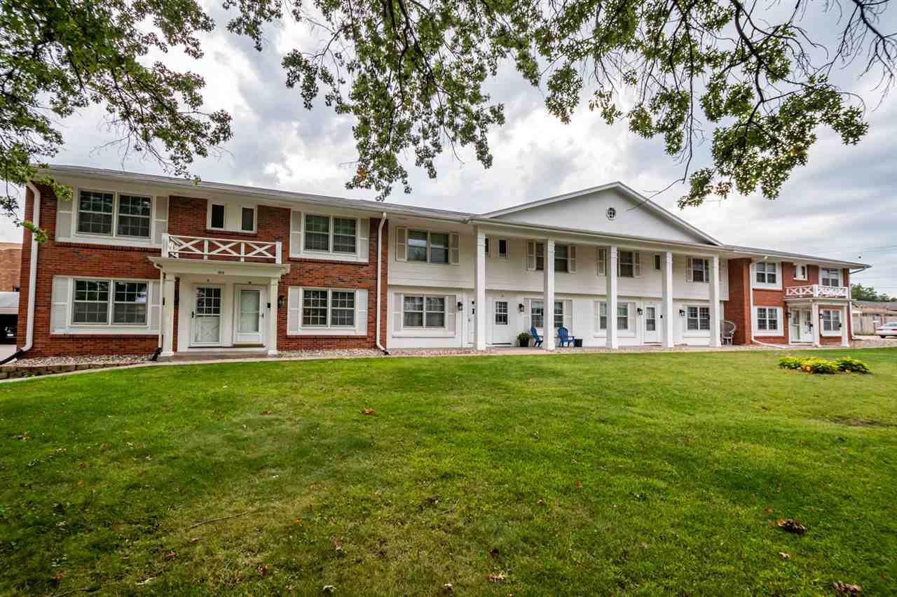 915 Oakcrest - Photo 1