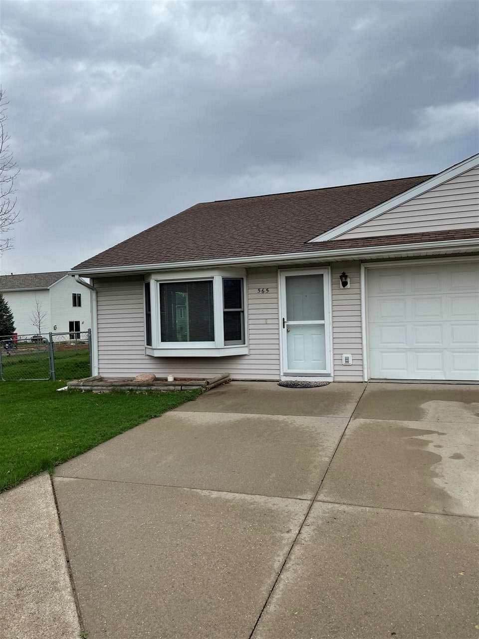 565 Augusta Cir - Photo 1