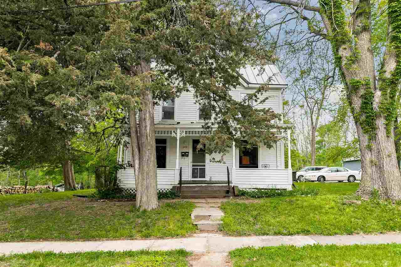 909 Dodge St - Photo 1