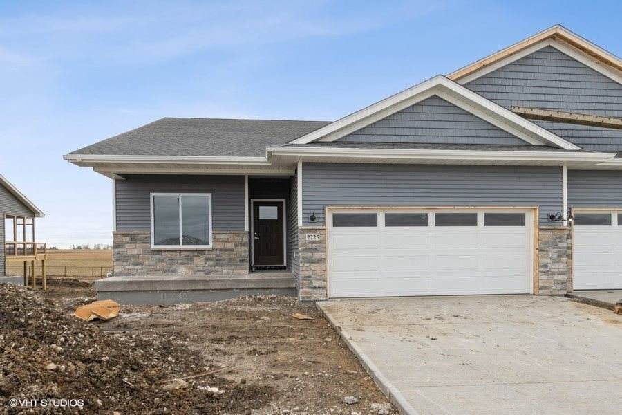 2225 Oak Terrace Ave - Photo 1