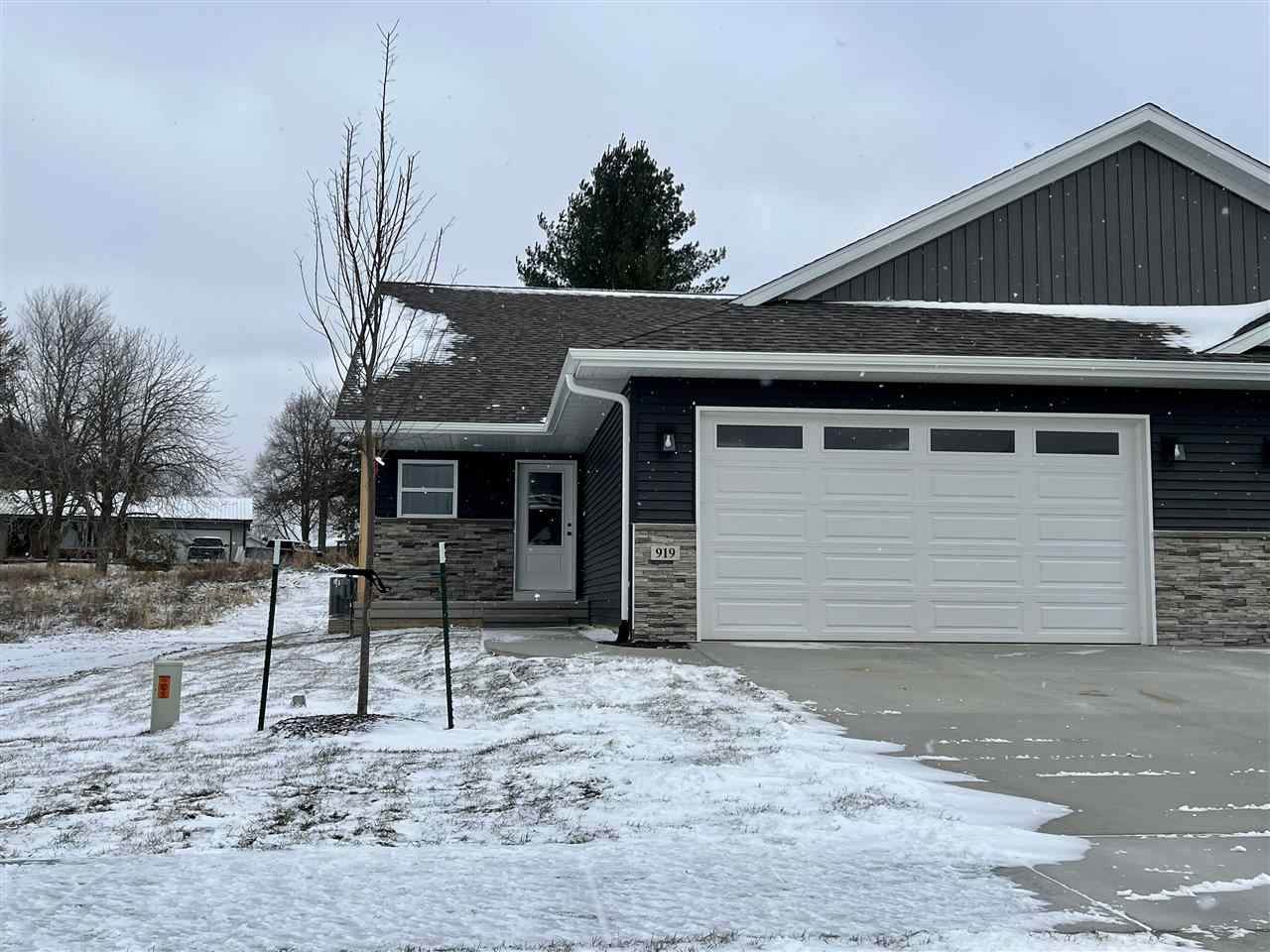 919 Prairie View Dr - Photo 1