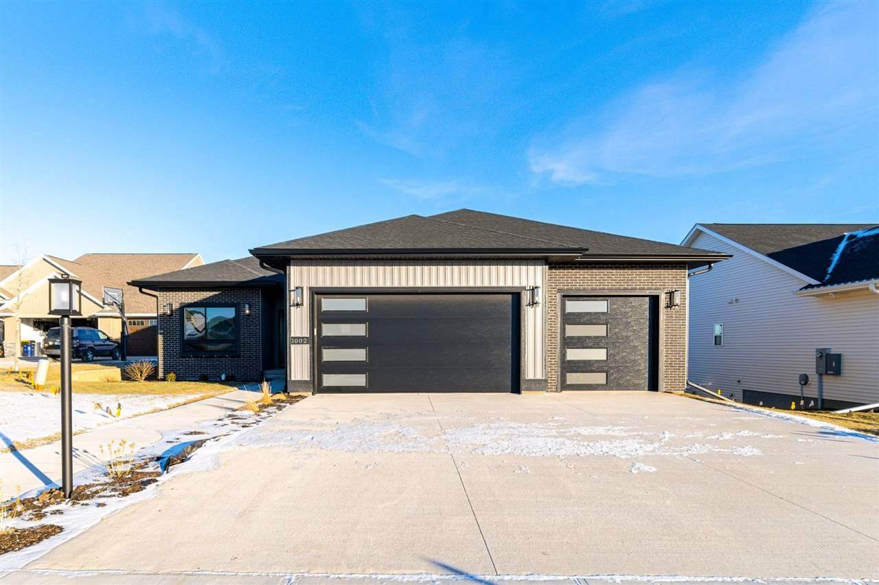 1002 Thomas Cir - Photo 1