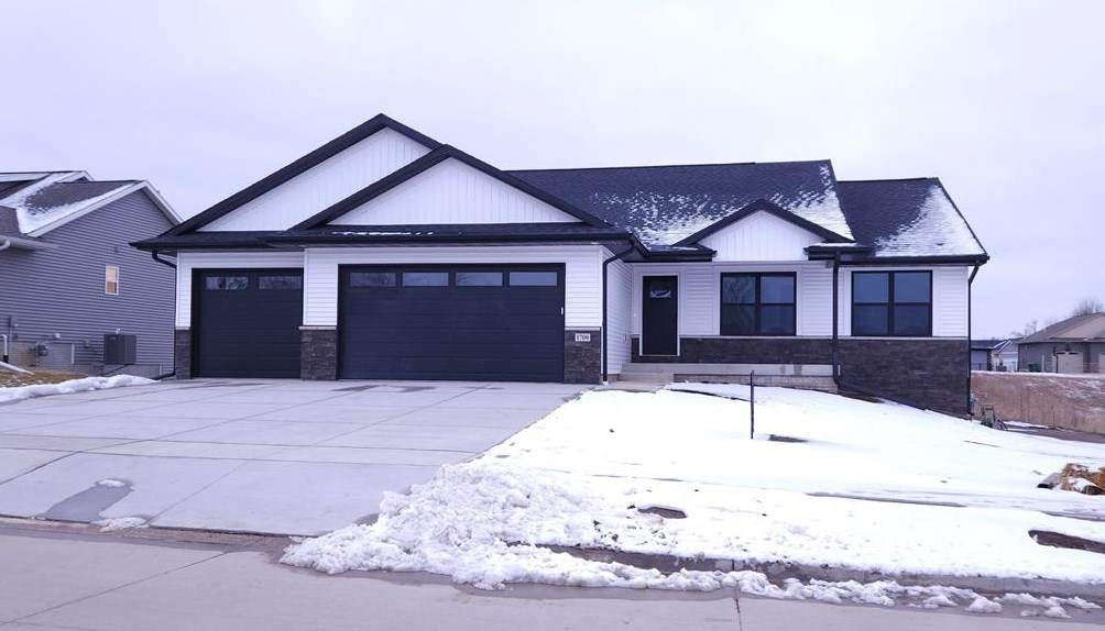 1700 Parkland Dr - Photo 1