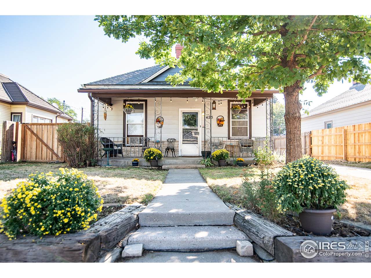 425 Maple Ave - Photo 1
