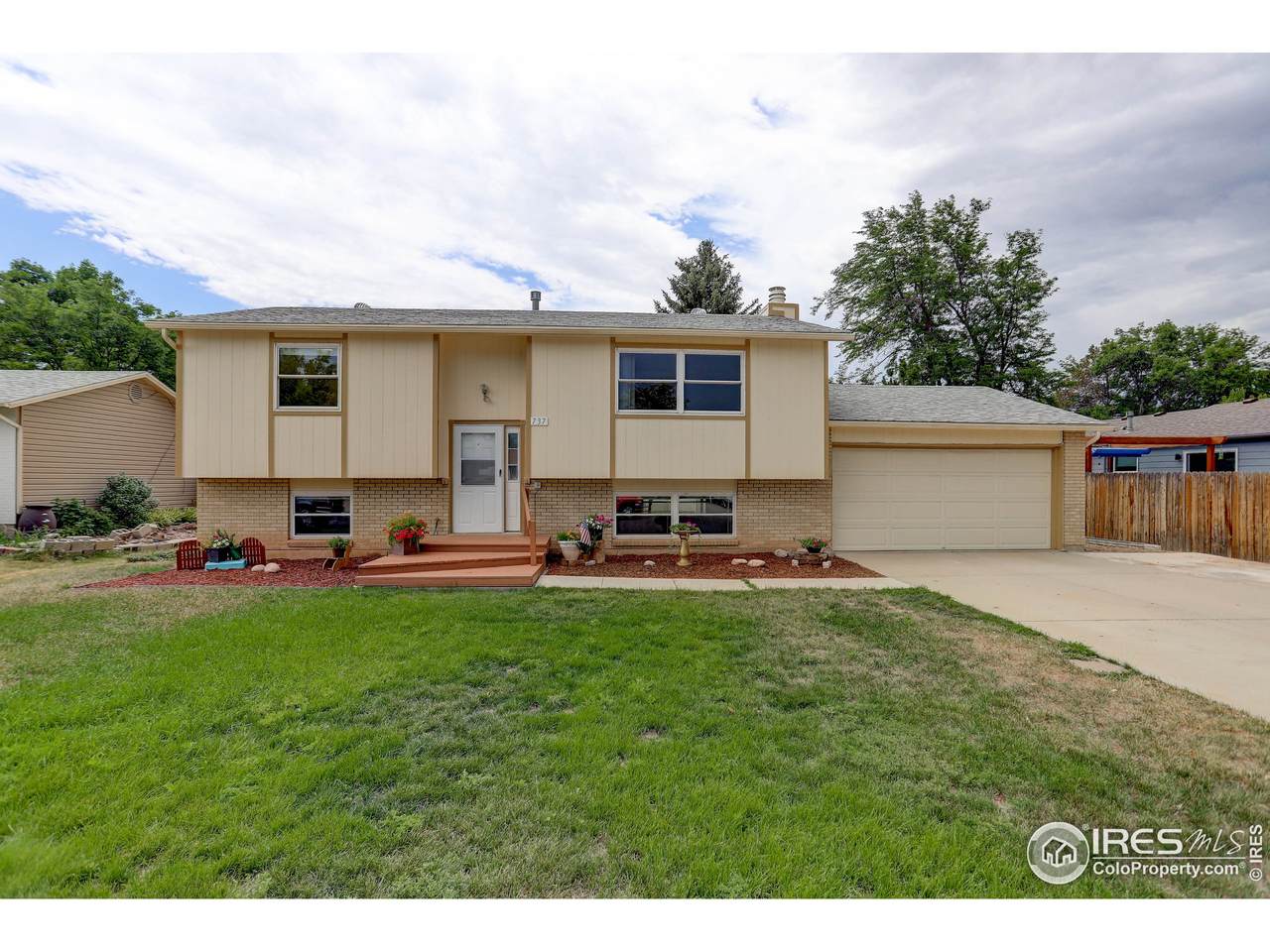 737 Wagonwheel Dr - Photo 1