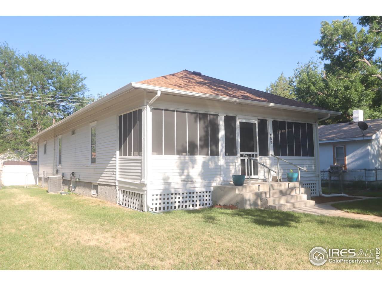 415 Custer St - Photo 1
