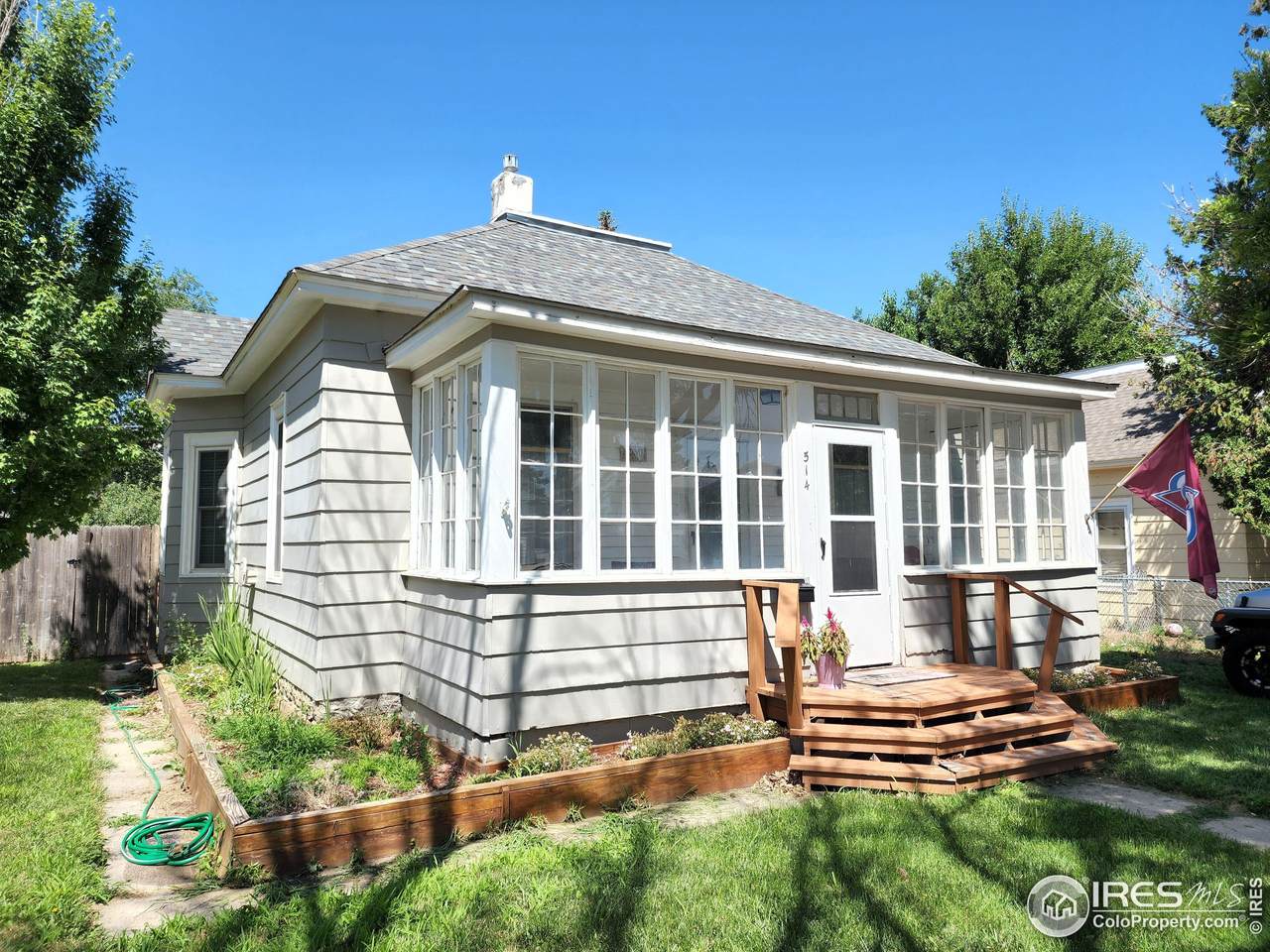 514 Curtis St - Photo 1