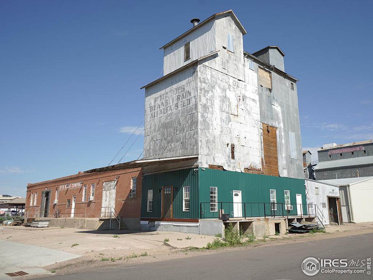 601 10th St - Photo 1