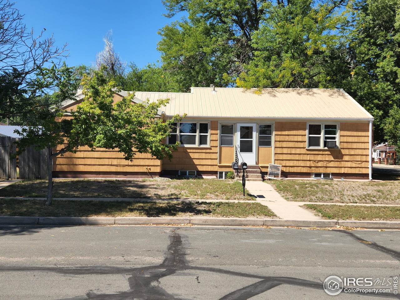 322 Curtis St - Photo 1