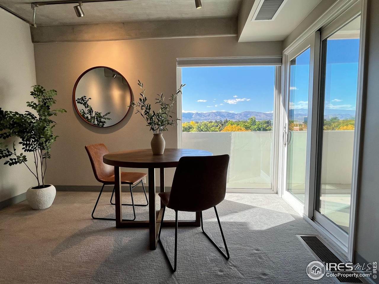 415 Howes St - Photo 1