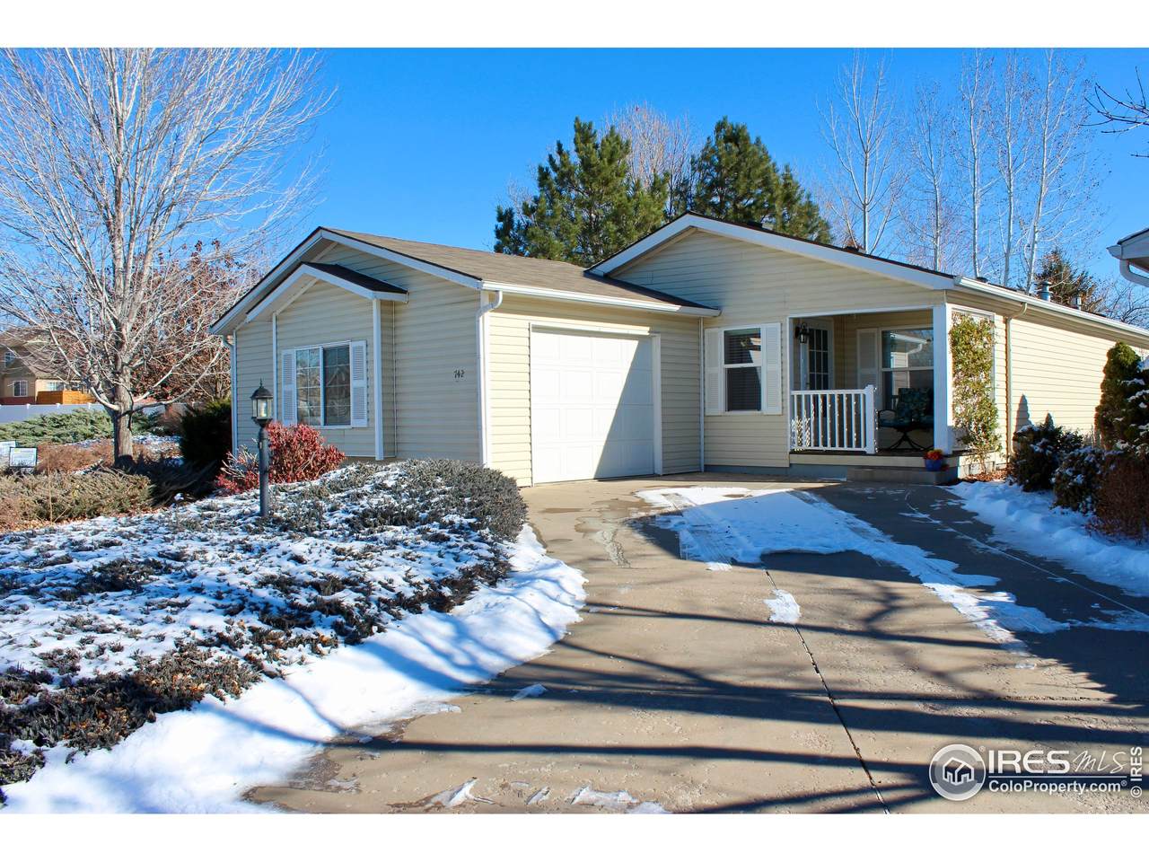 742 Sunchase Dr - Photo 1
