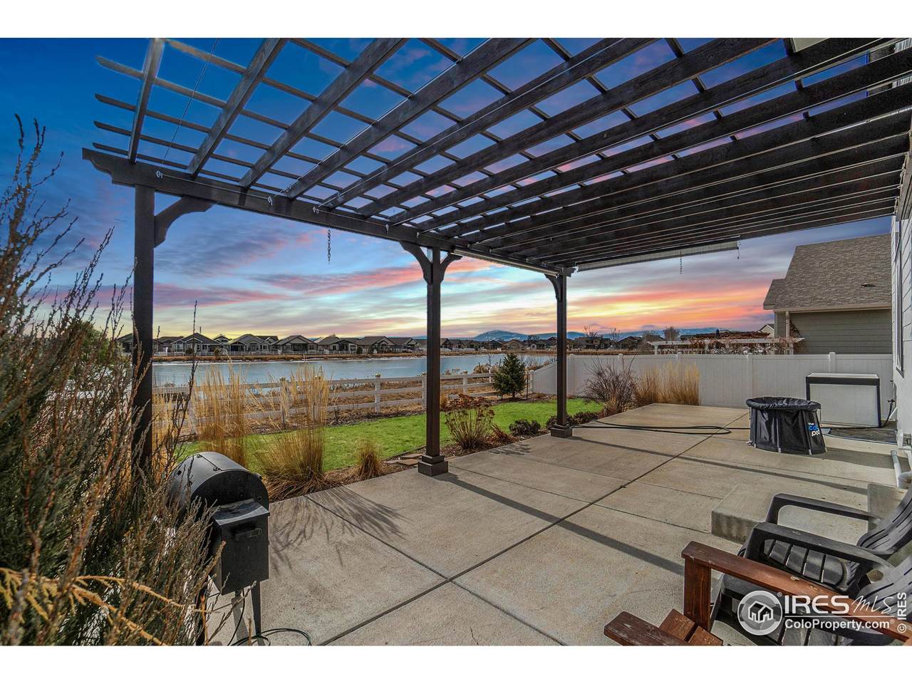 594 Boxwood Dr - Photo 1