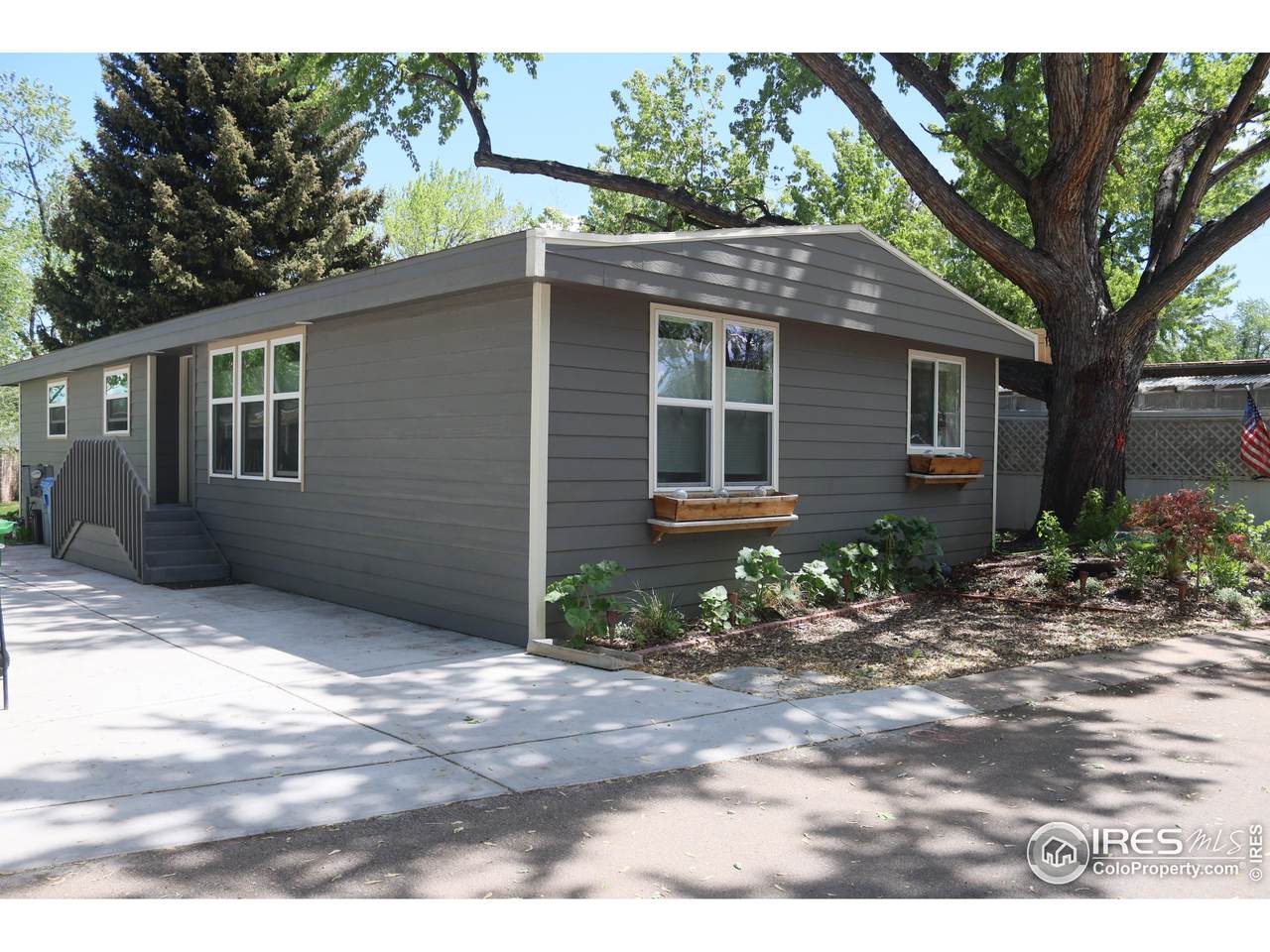 2211 Mulberry St - Photo 1