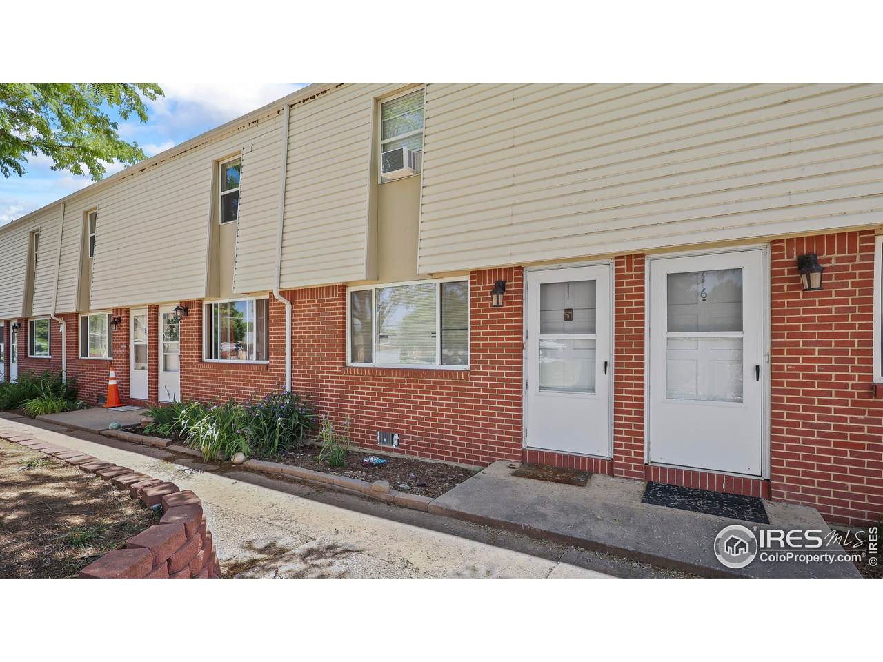 215 Chestnut St - Photo 1