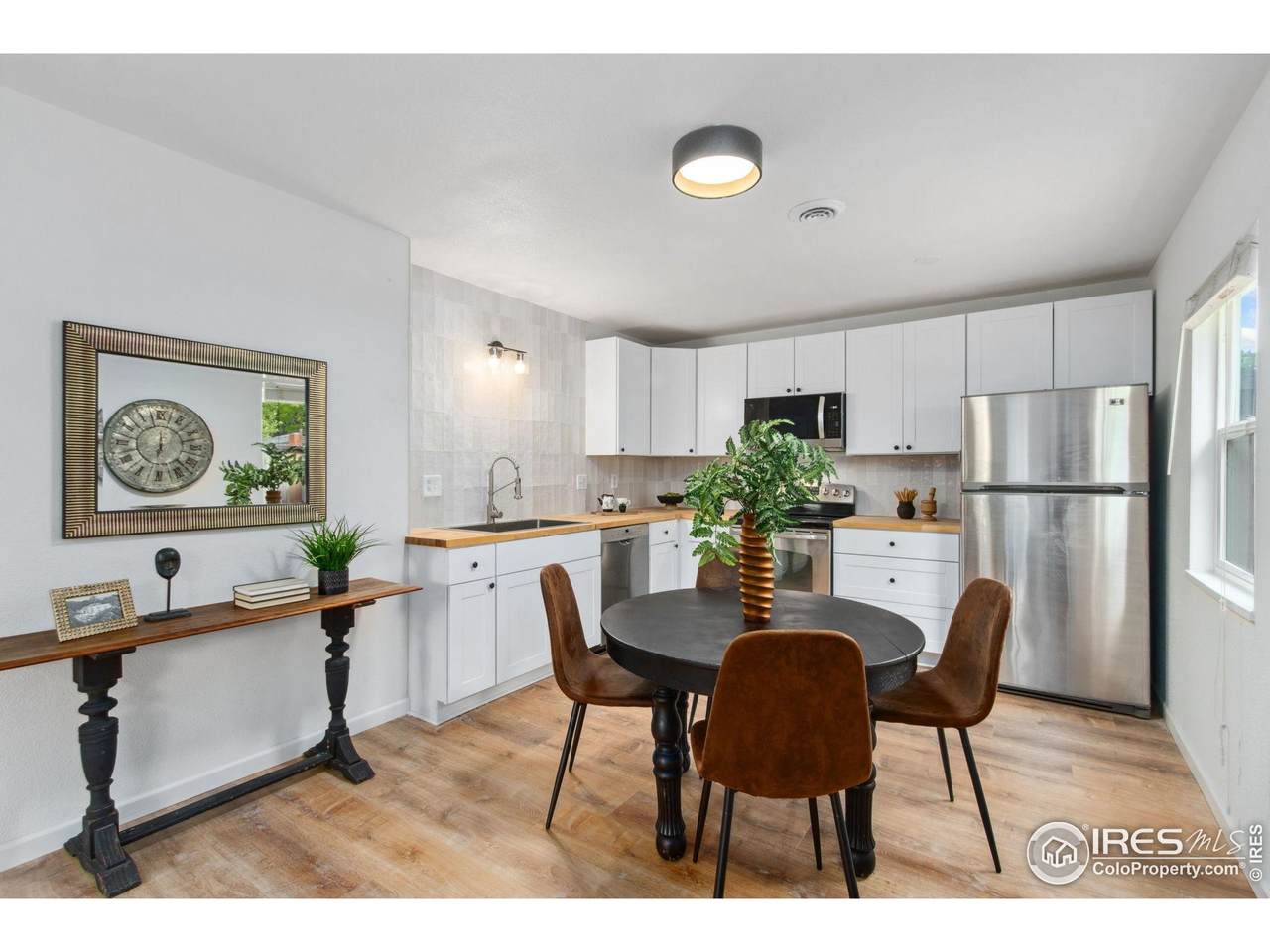 305 Hollywood St - Photo 1