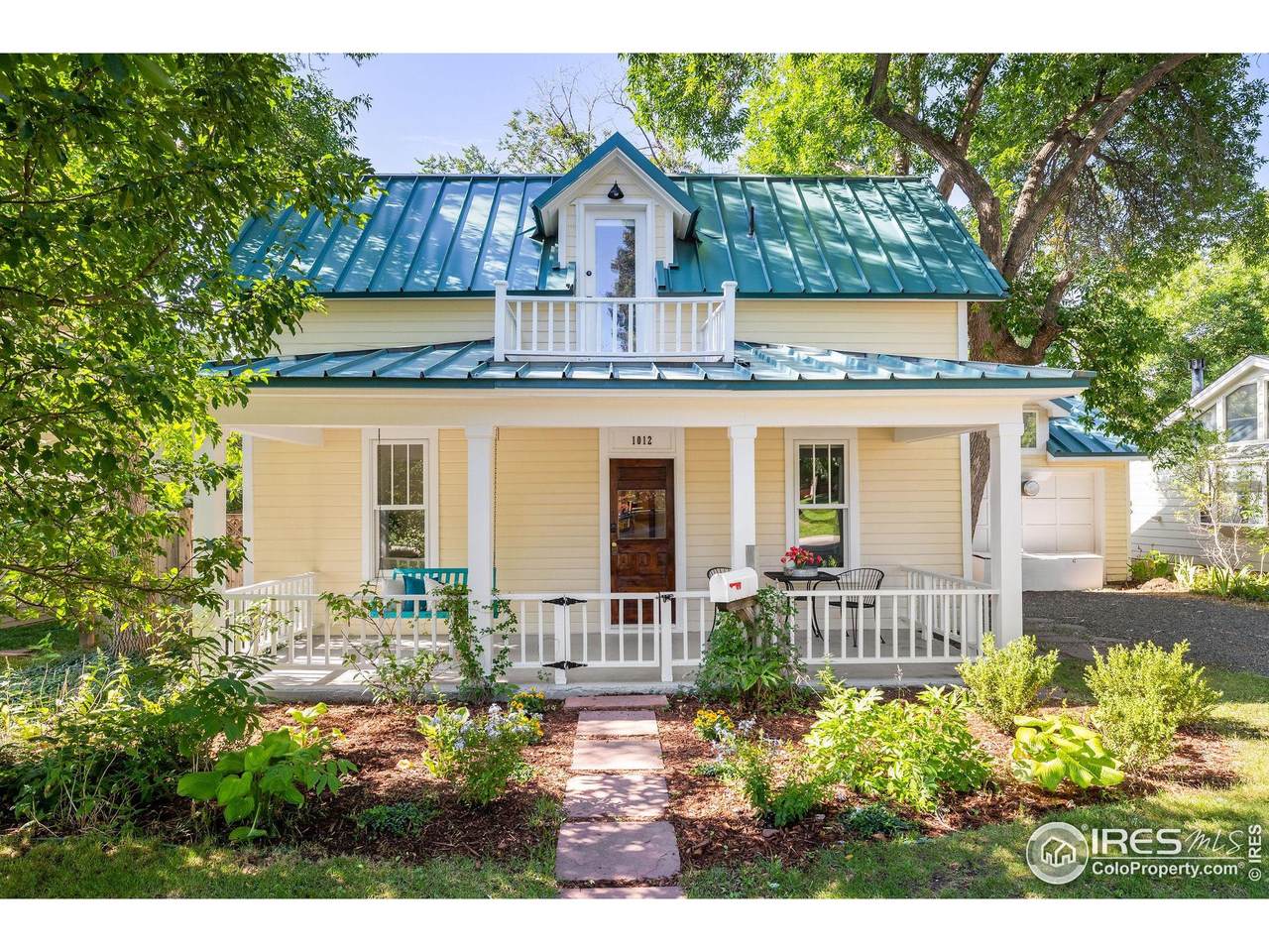 1012 Hawthorn Ave - Photo 1