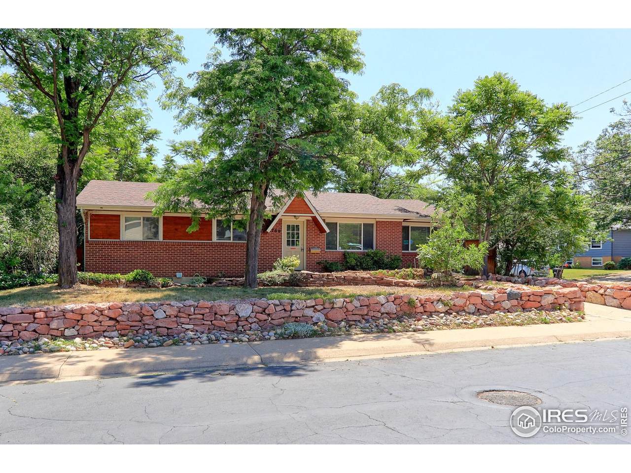 760 42nd St - Photo 1