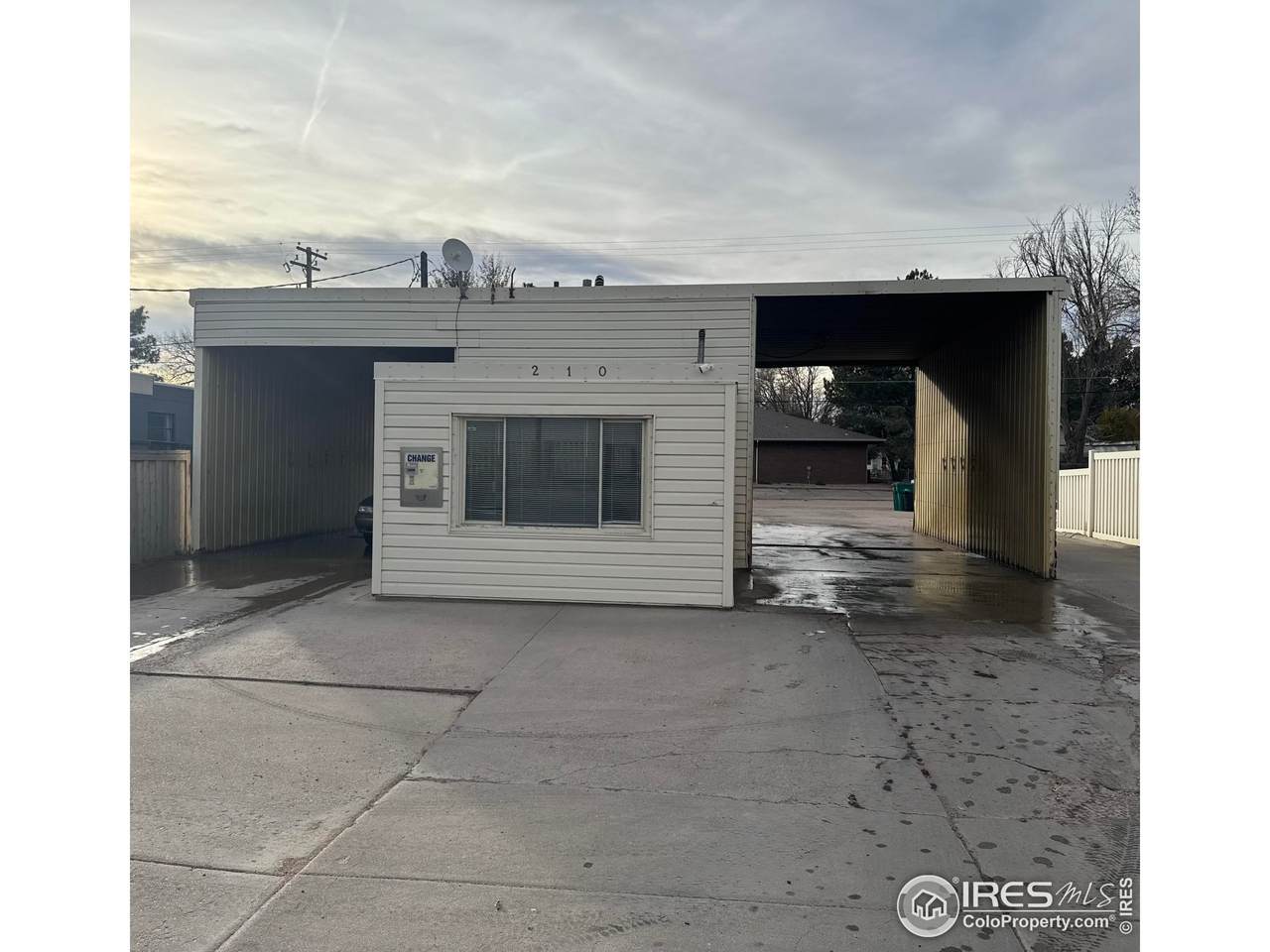 210 Oak Ave - Photo 1