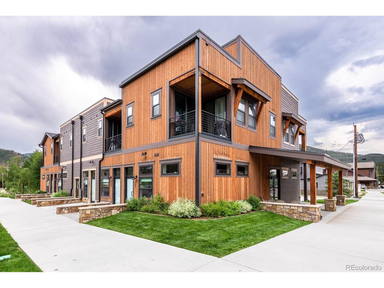 800 Park Ave - Photo 1
