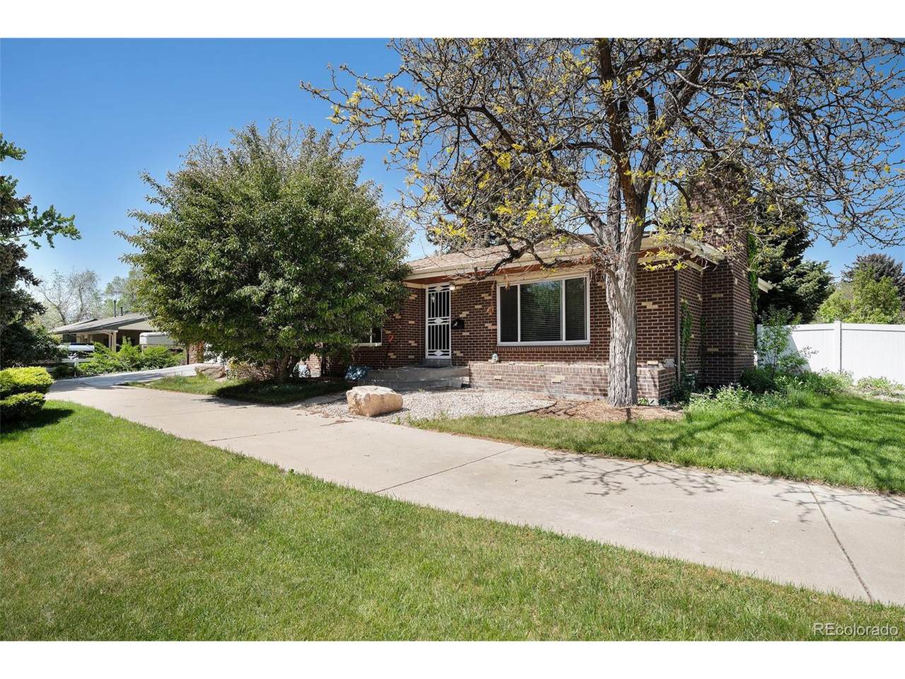 805 Everett St - Photo 1