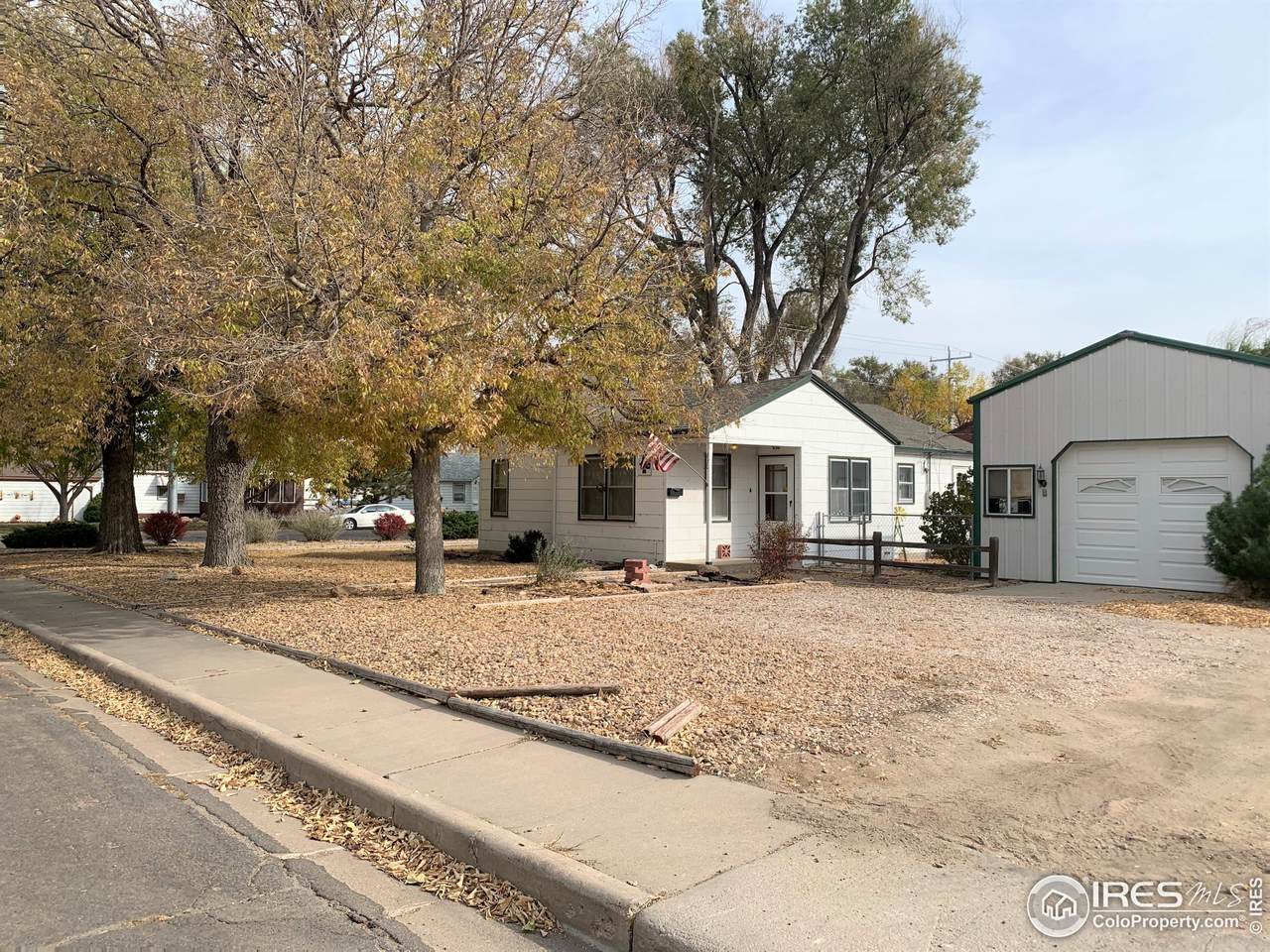 830 Maple St - Photo 1