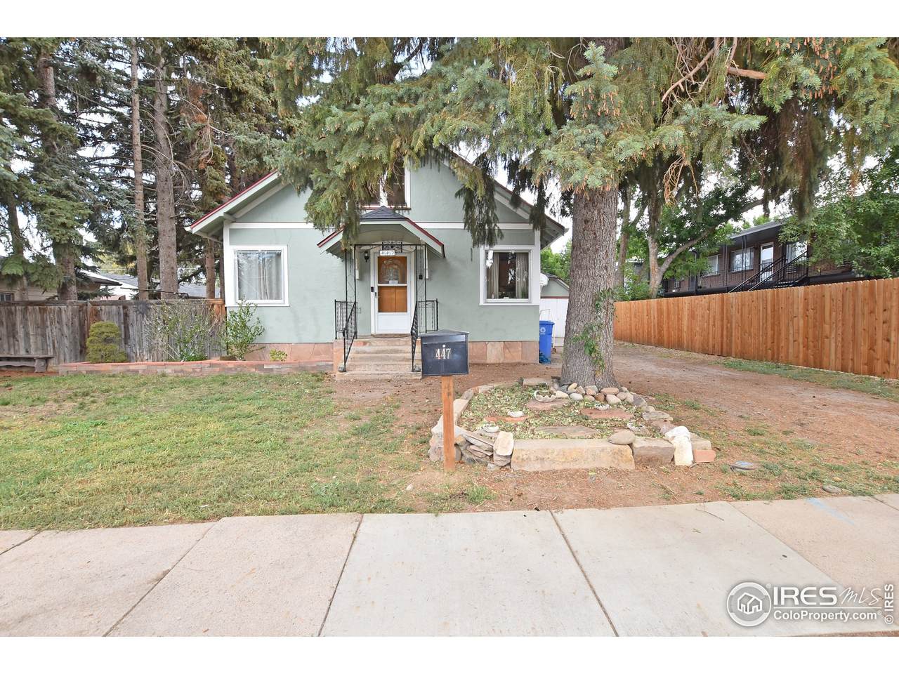 447 8th St - Photo 1