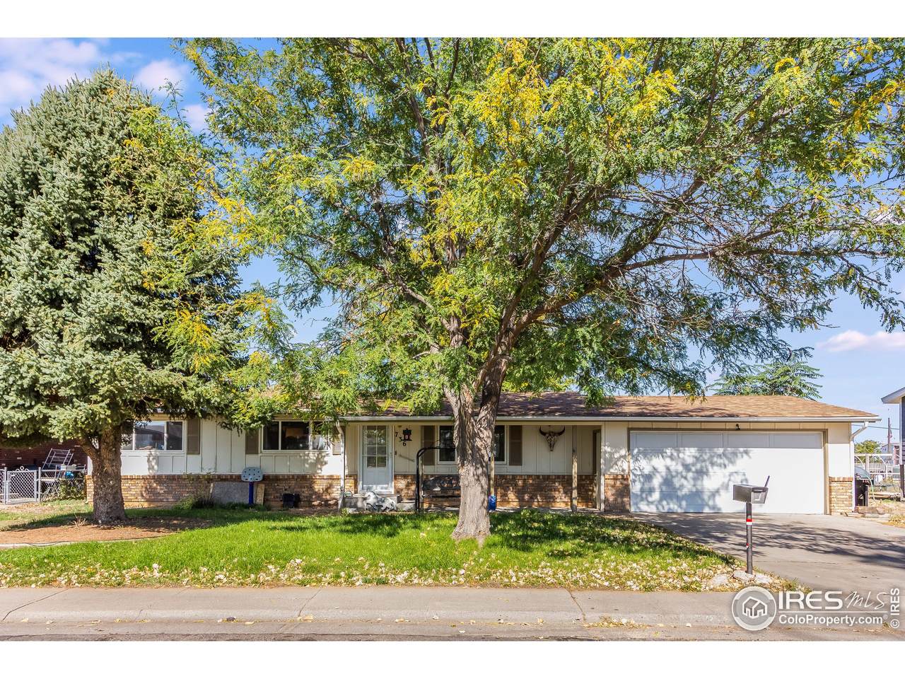 736 Denver St - Photo 1