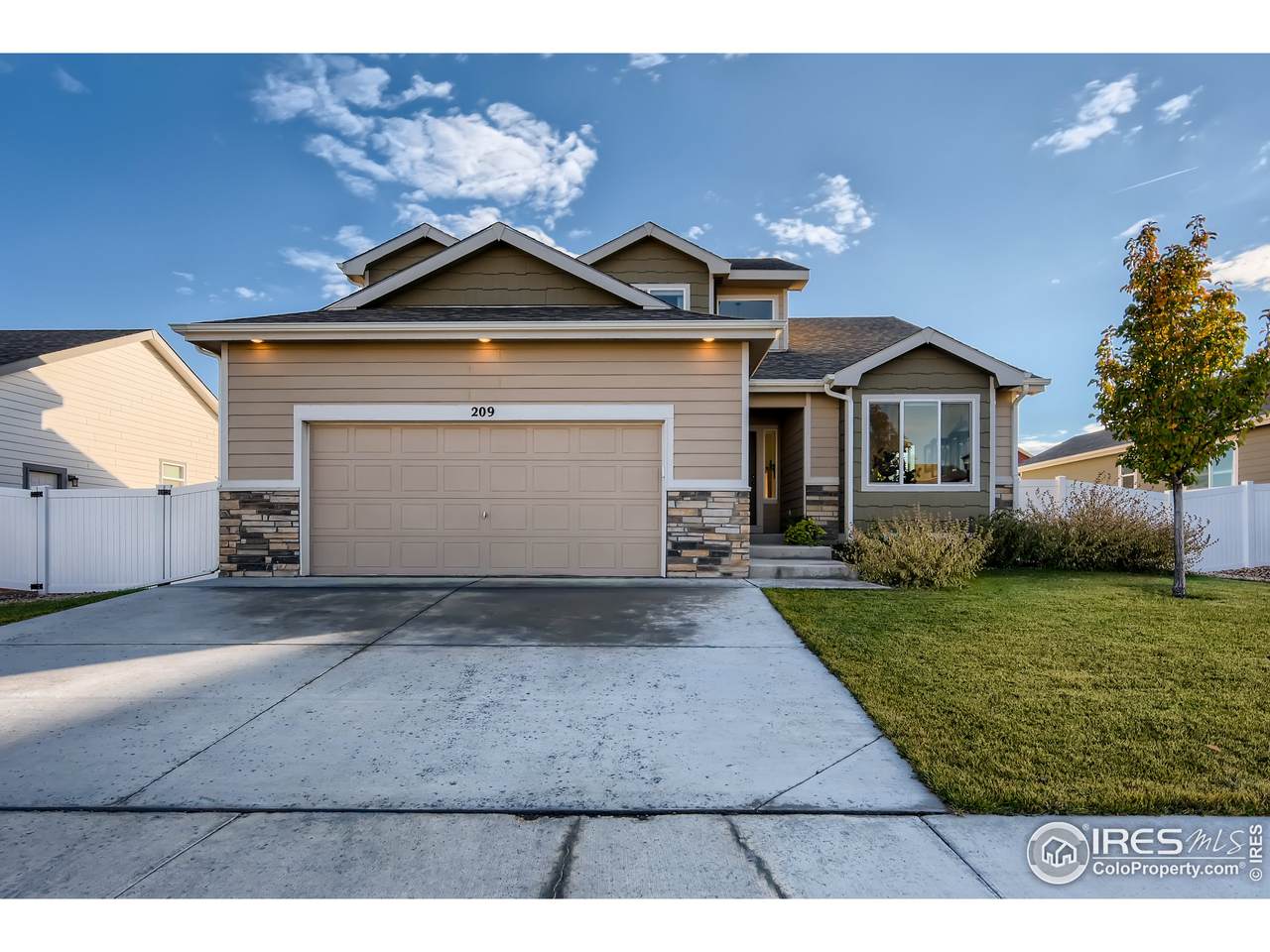 209 Castle Dr - Photo 1