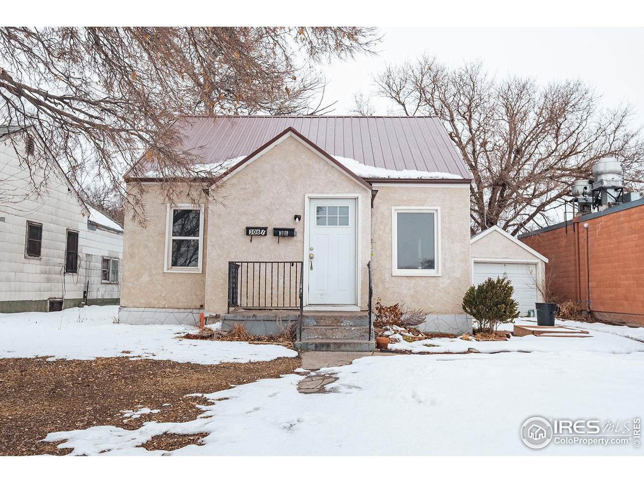 306 Broadway St - Photo 1