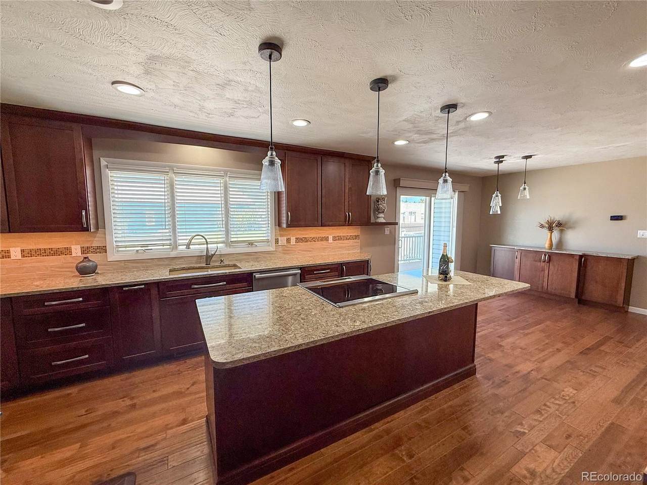 1583 Rose Ave - Photo 1
