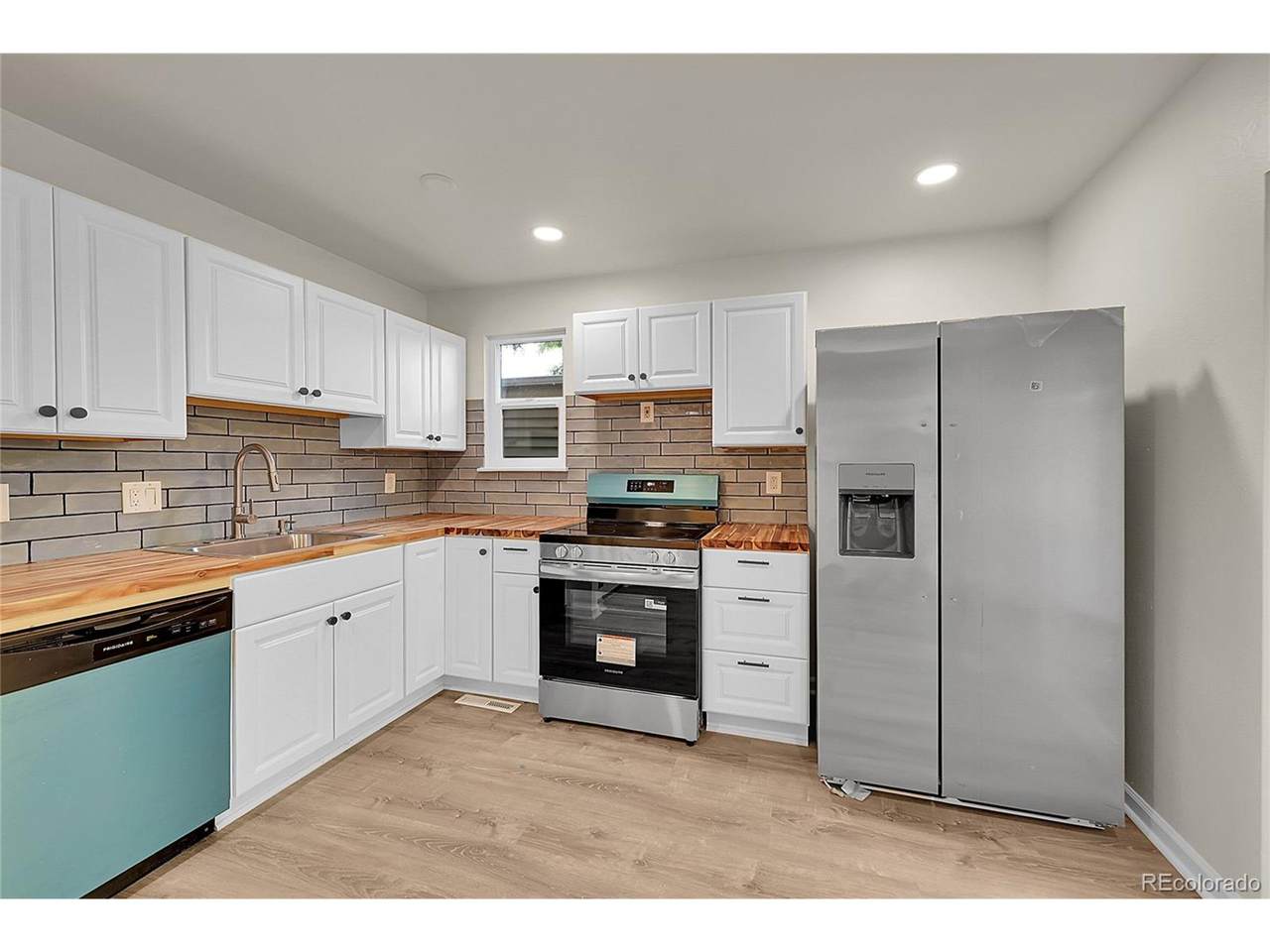 1130 Clinton St - Photo 1