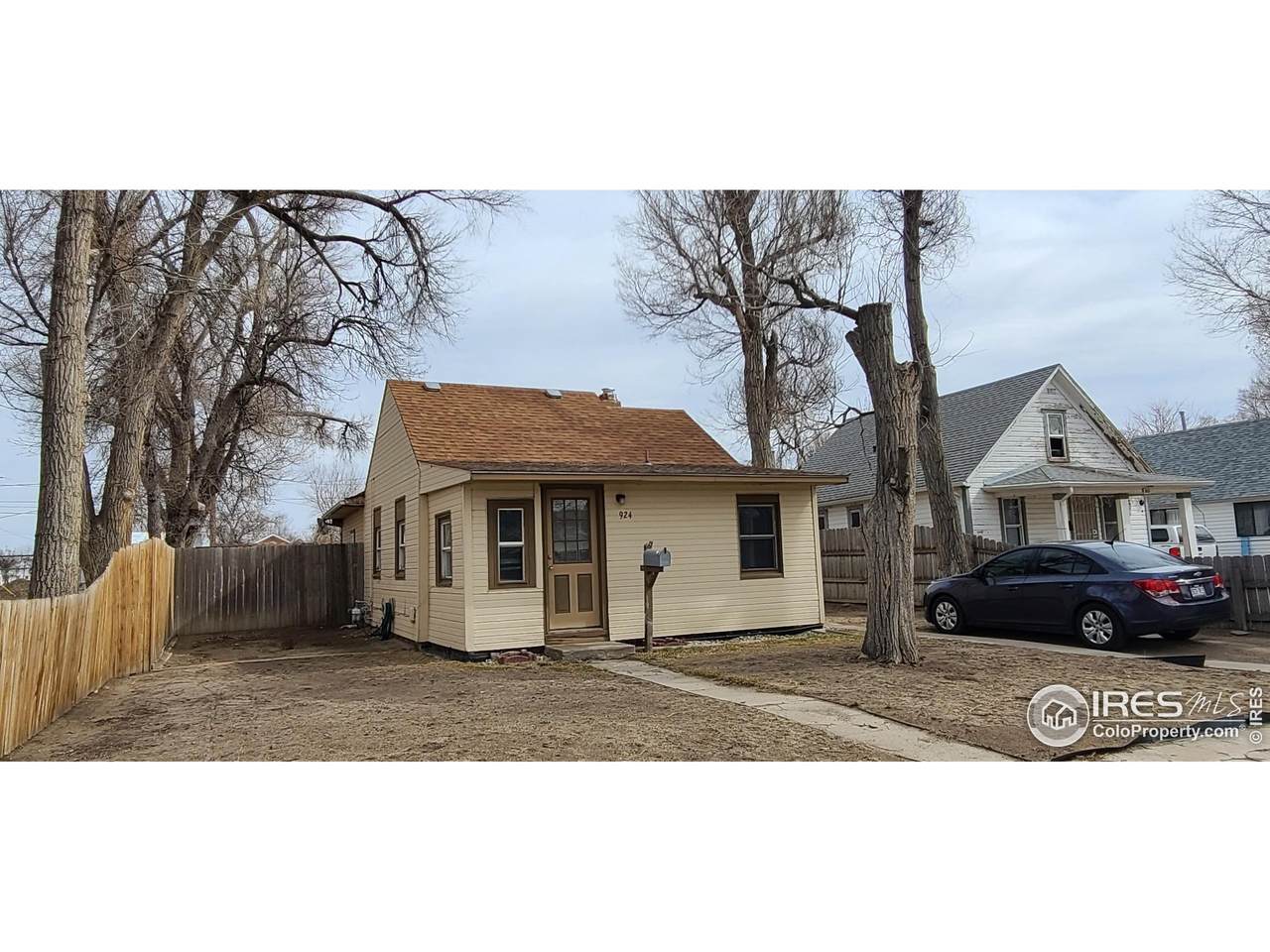 924 Deuel St - Photo 1