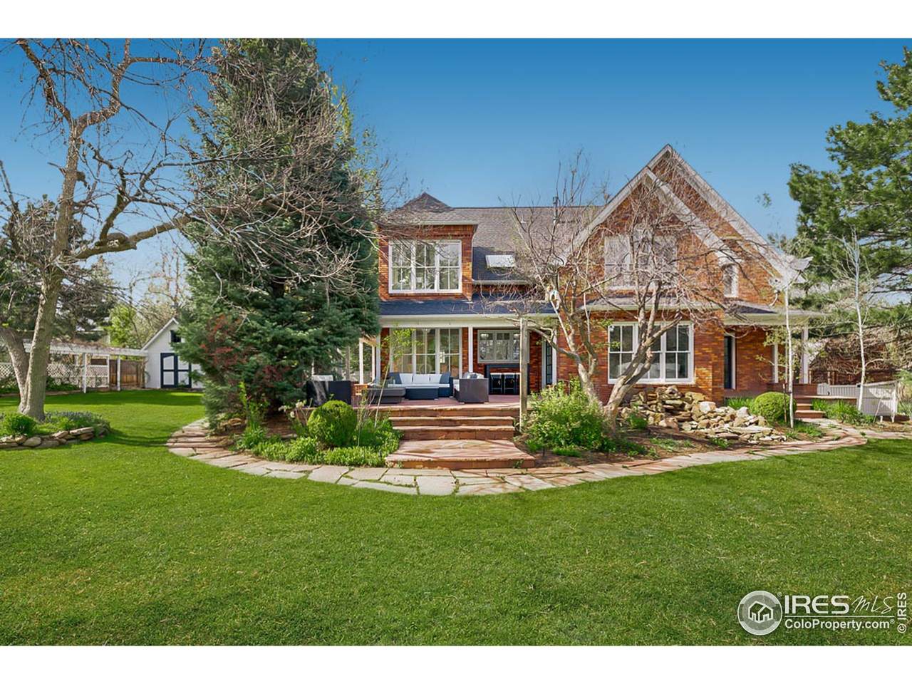 1070 Juniper Ave - Photo 1