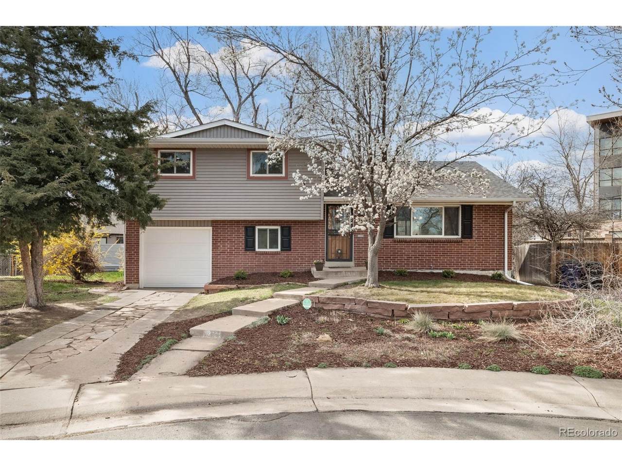 537 Grape St - Photo 1