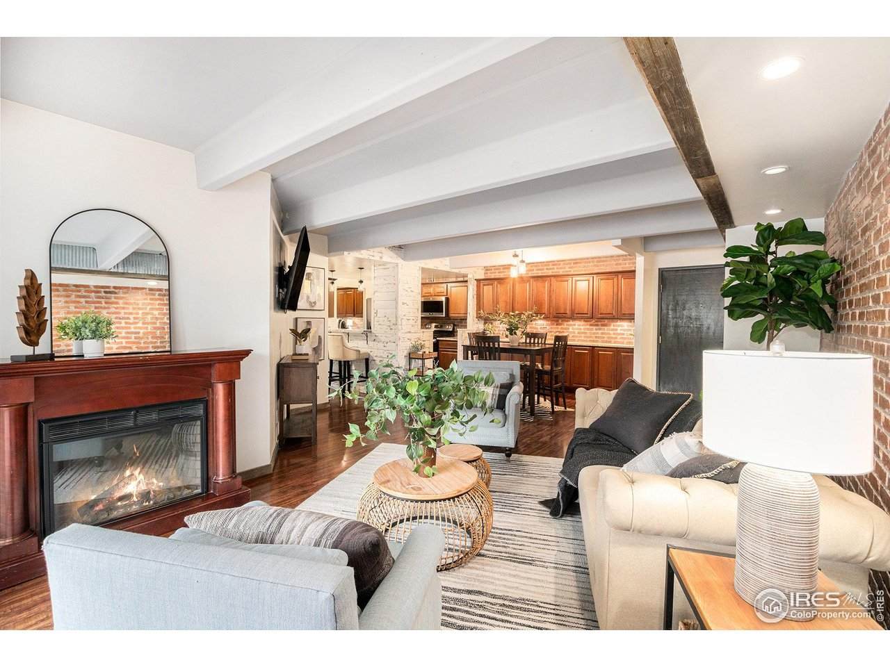 415 Howes St - Photo 1