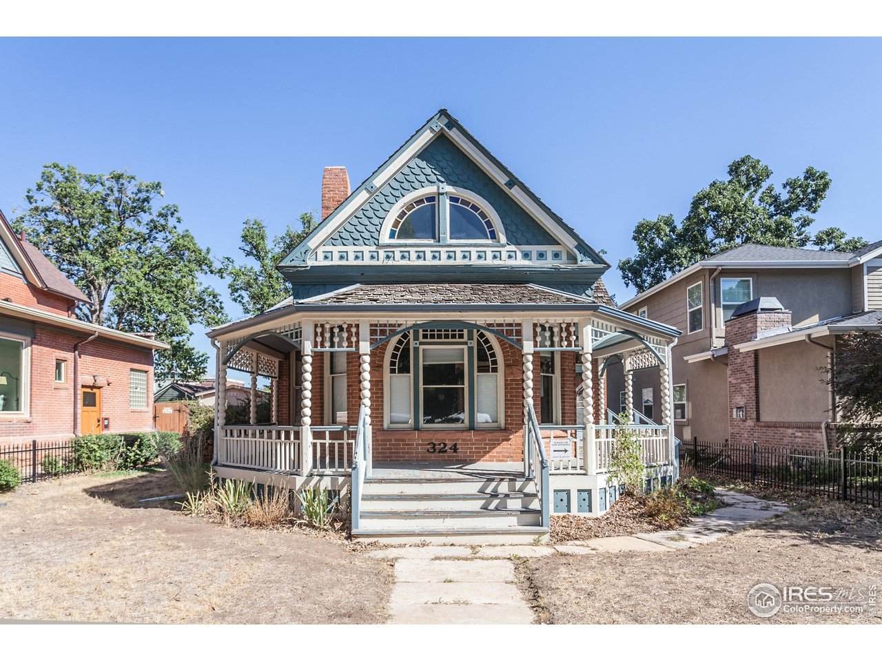 324 Oak St - Photo 1