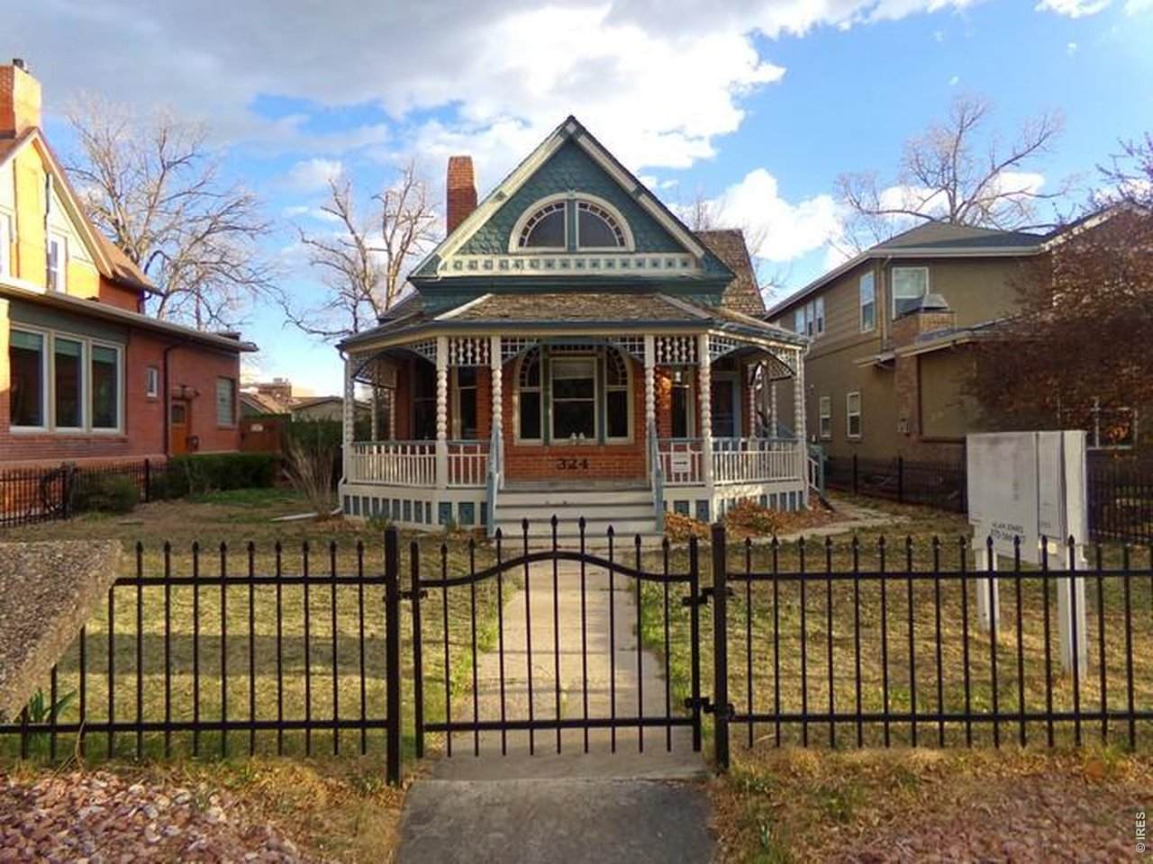 324 Oak St - Photo 1