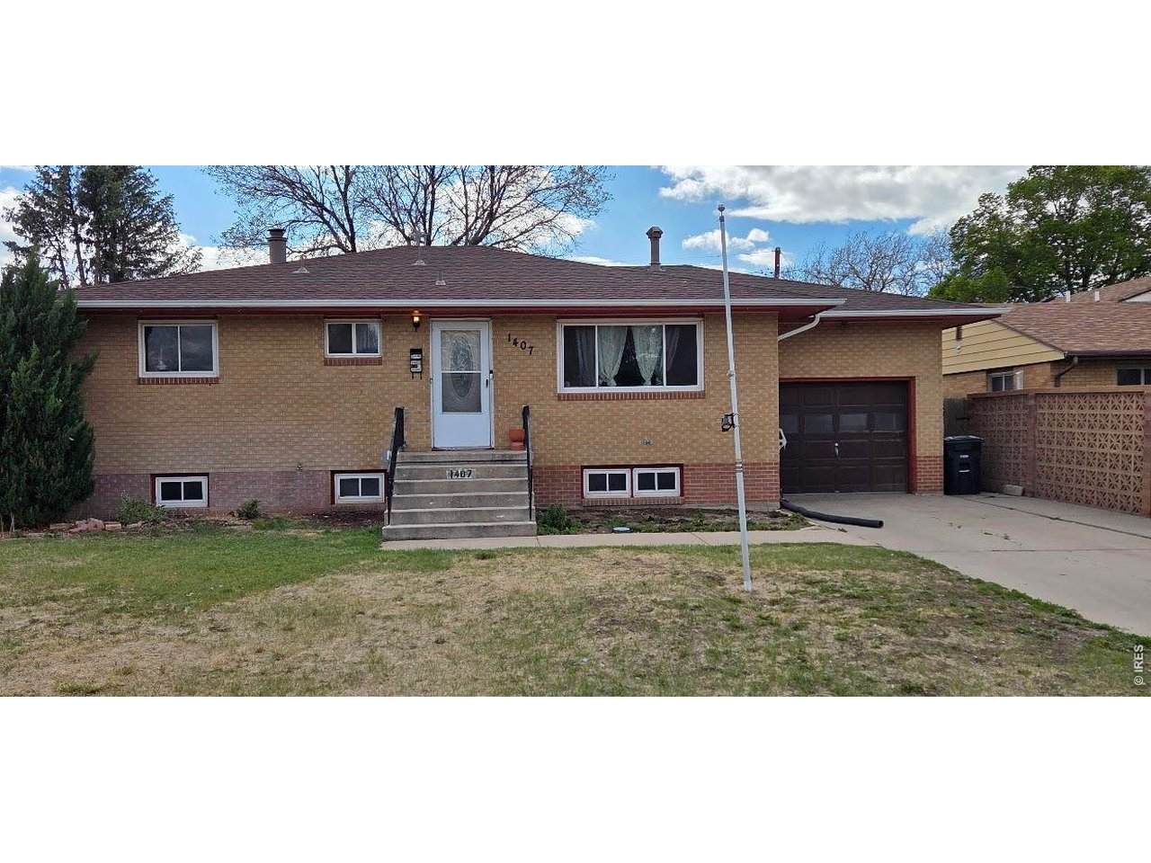 1407 Adams Cir - Photo 1