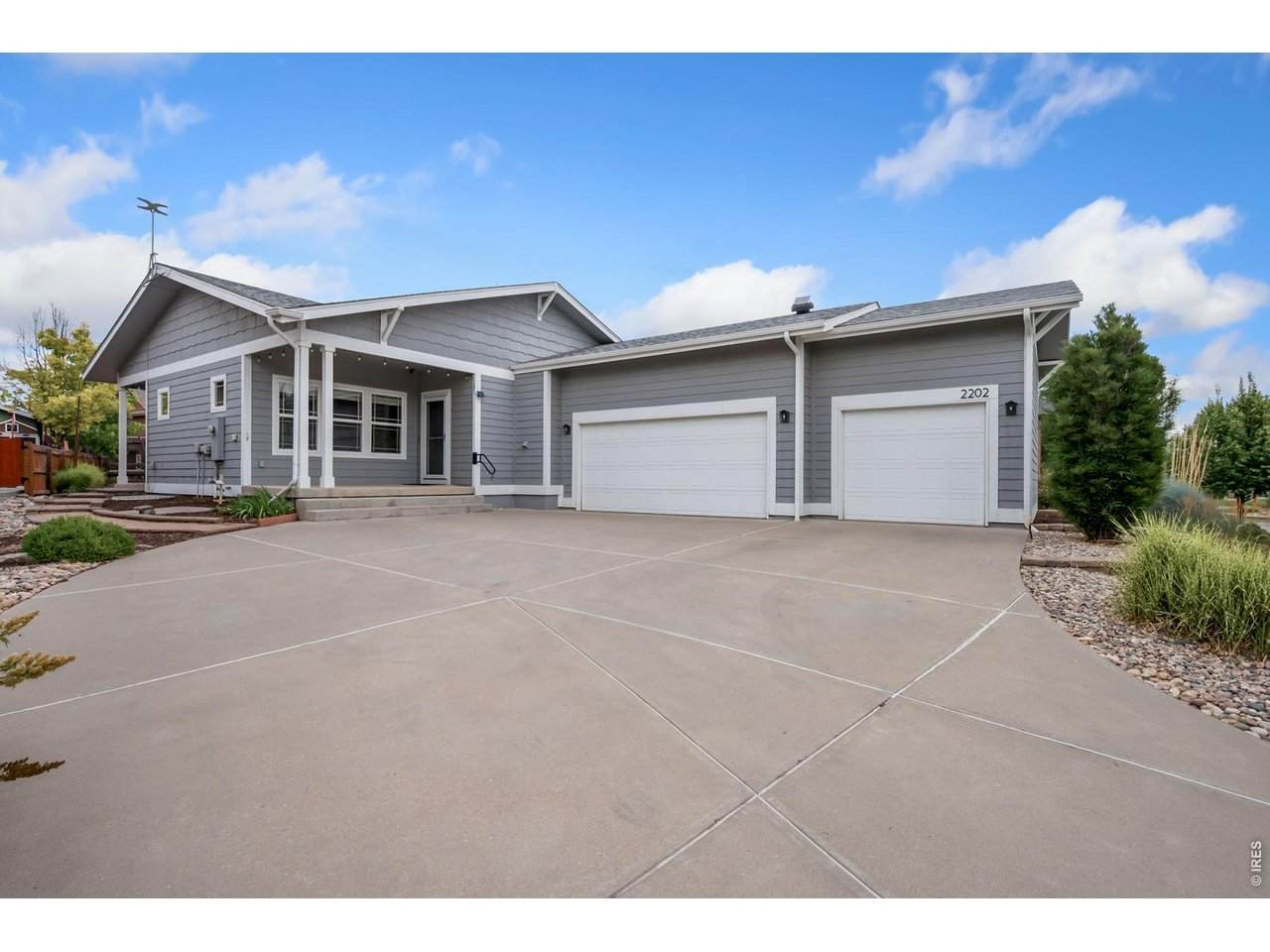 2202 Cocklebur Ln - Photo 1