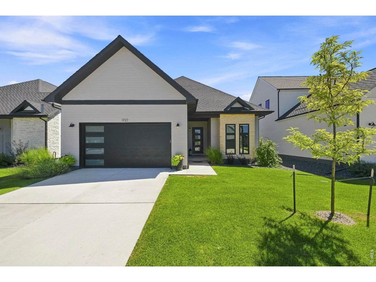 1727 Barefoot Dr - Photo 1