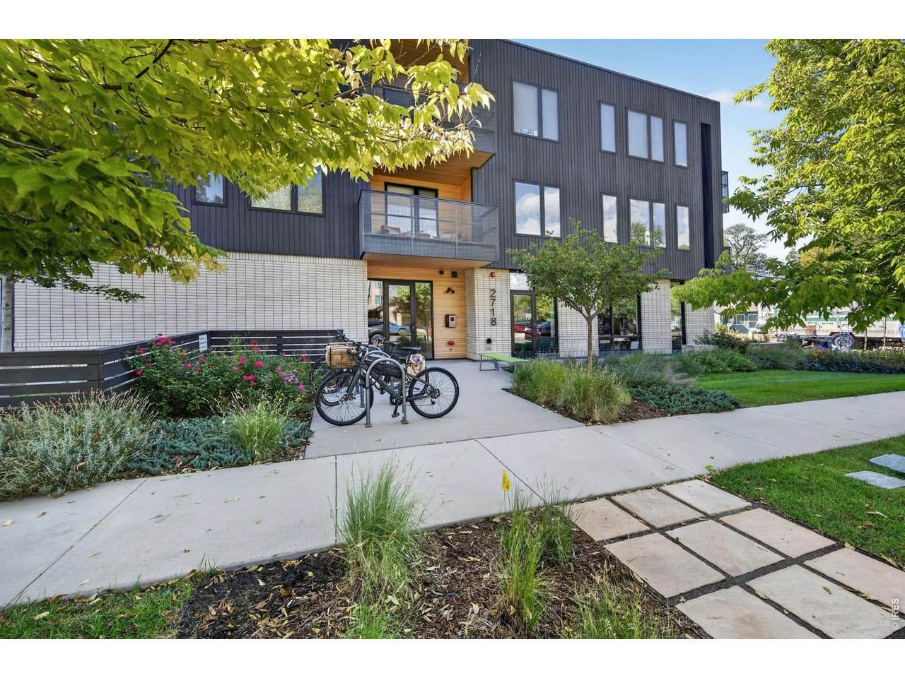 2718 Pine St - Photo 1