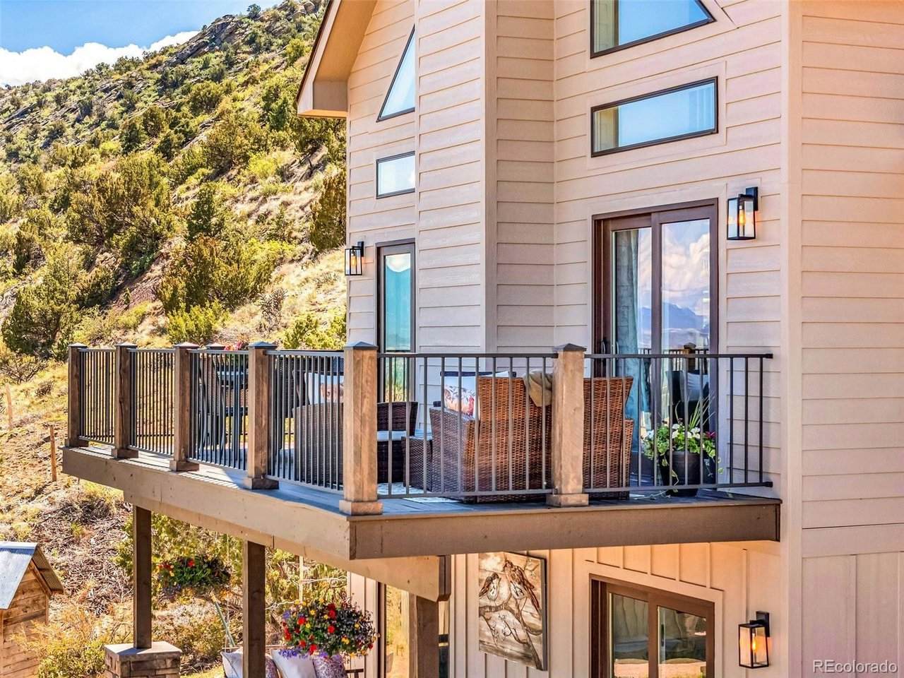 620 Foothills Dr - Photo 1